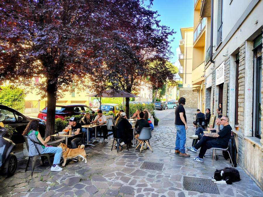 Il dehors del Bar Bellini all'Isolotto, con i tavolini sotto gli alberi
