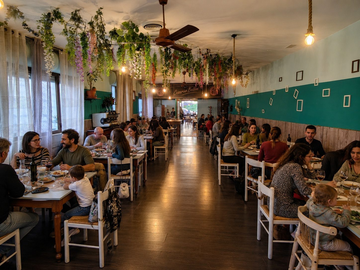 La sala interna del Bar Bellini, apparecchiata
