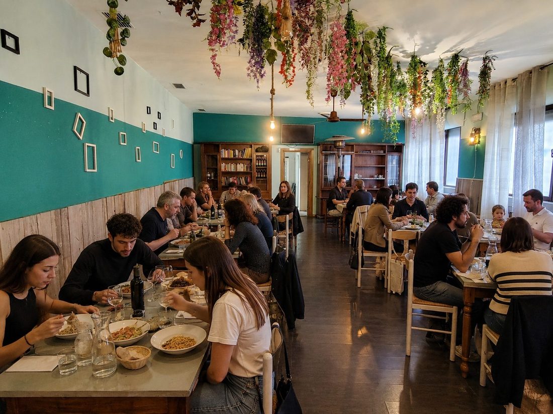 La sala del Bar Bellini durante la cena