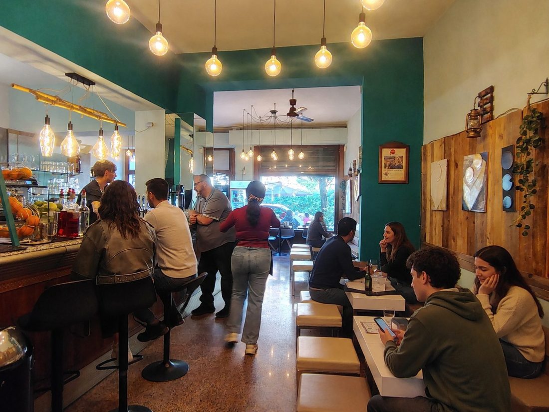 Il bancone del Bar Bellini la mattina